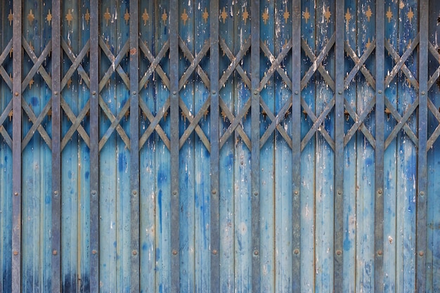 vieux style de porte en acier bleu fermé