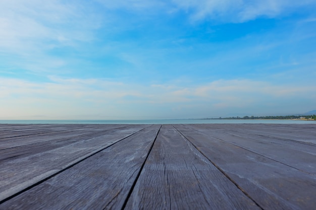 Vieux tableau vide de table en bois sur fond de plage.