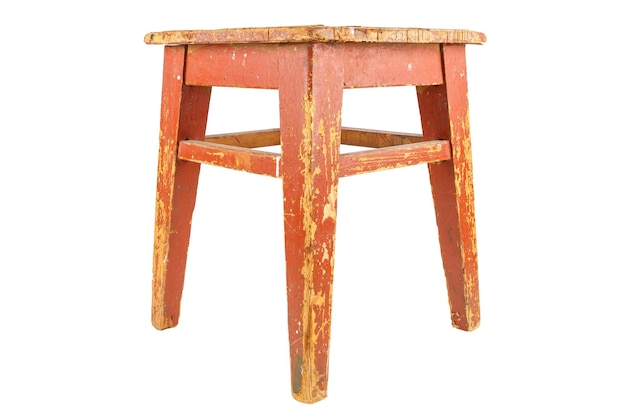 Vieux tabouret en bois avec peinture écaillée marron Chaise de style loft isolé sur fond blanc