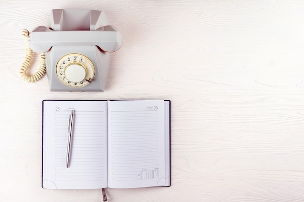 Vieux Téléphone Avec Un Cahier