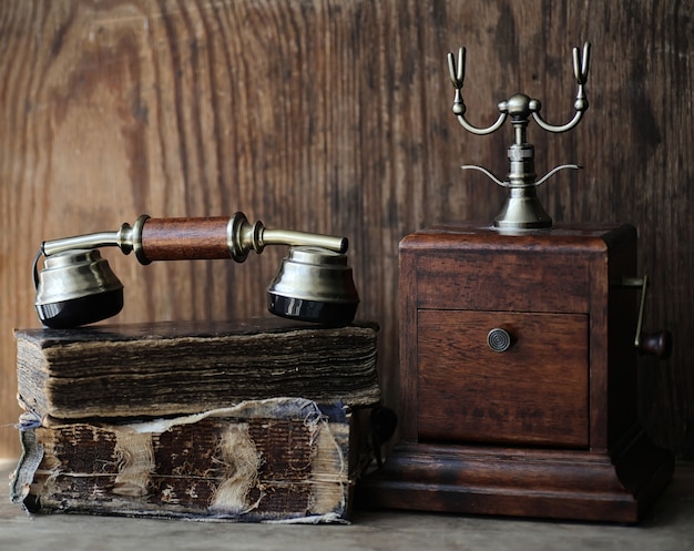 Vieux téléphone et livre rétro sur une table en bois