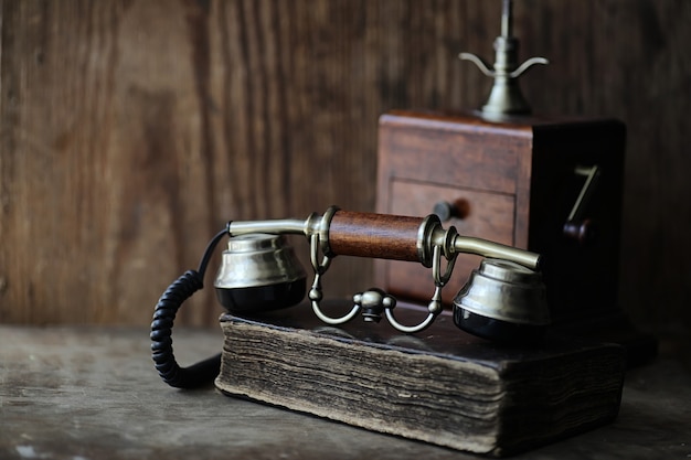 Vieux téléphone et livre rétro sur une table en bois