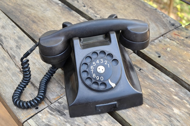 Vieux téléphone noir