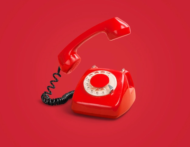 Vieux téléphone rétro à cadran rotatif rouge avec récepteur,
