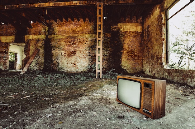 Vieux téléviseur dans une maison abandonnée