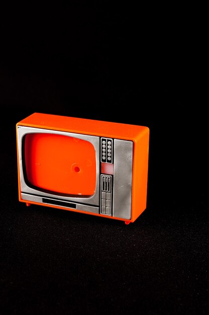 Vieux téléviseur en plastique de style rétro vintage classique