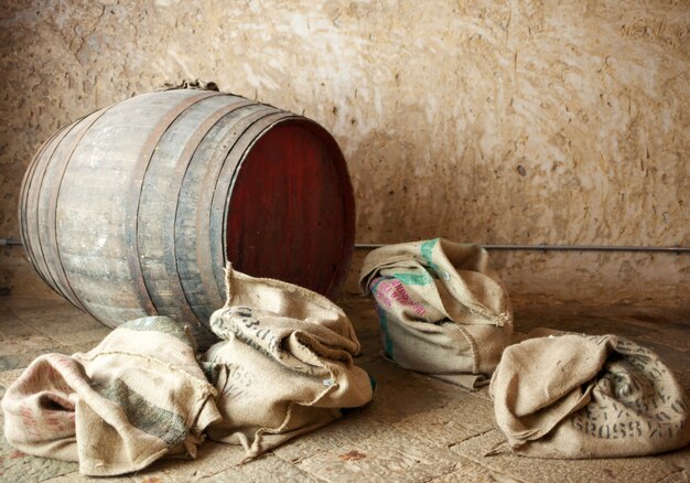 Vieux tonneau avec des sacs de jute.