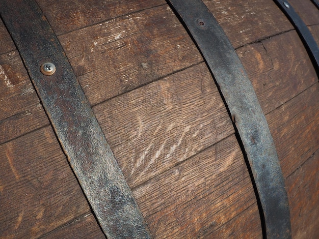 Un vieux tonneau traditionnel en bois avec des parois courbes et des cerceaux métalliques Des plats pour la maturation des boissons alcoolisées de l'hydromel de la bière du vin du whisky Un récipient cylindrique roulant pour les substances liquides