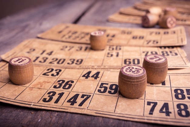 Vieux tonneaux de loto en bois et cartes de jeu