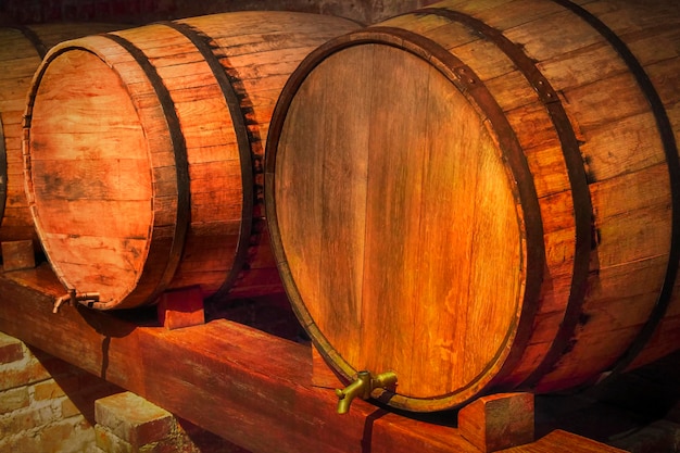 Vieux tonneaux de vin dans un sous-sol sombre