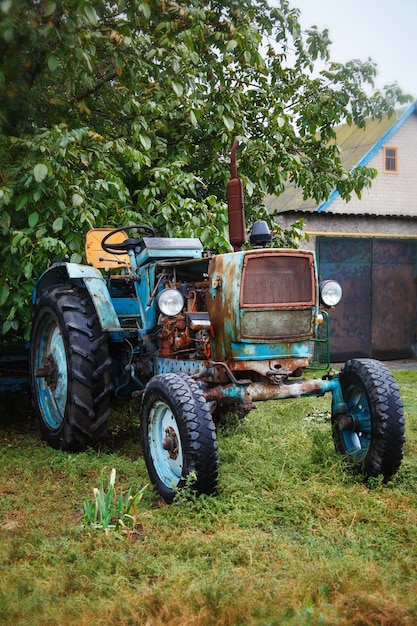 Vieux tracteur bleu