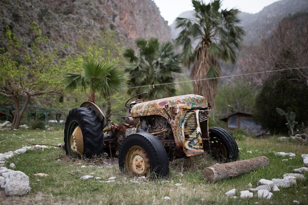 Vieux tracteur dans le champ