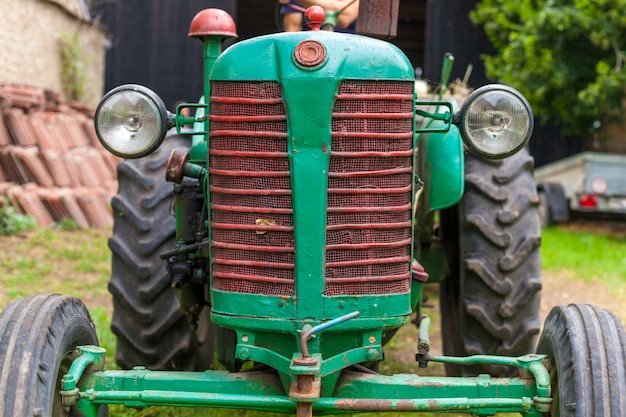 Photo vieux tracteur dans une ferme comme outil de travail