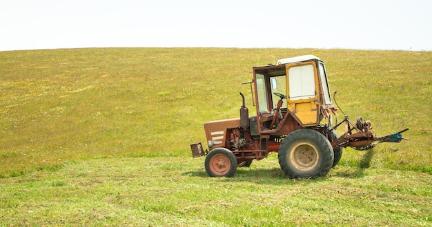 Vieux tracteur debout dans un champ