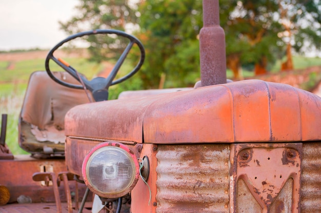 Vieux tracteur à la ferme