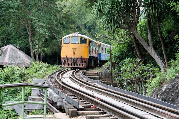 Vieux train sur le chemin de fer de la mort, Kanchanaburi