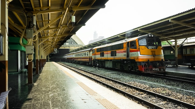 Vieux train diesel en cours de reconnexion à une plate-forme de la gare Hua Lamphong à Bangkok