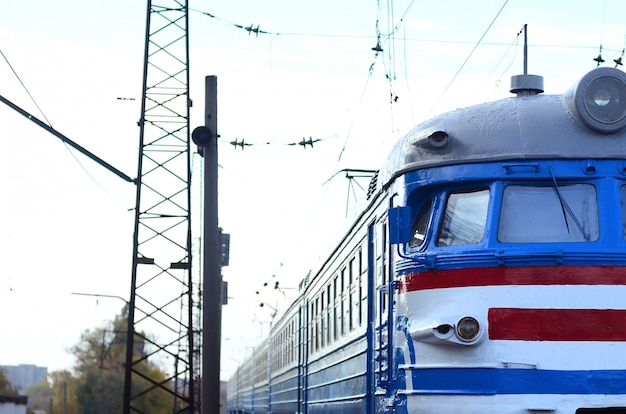 Vieux train électrique soviétique au design désuet se déplaçant par chemin de fer