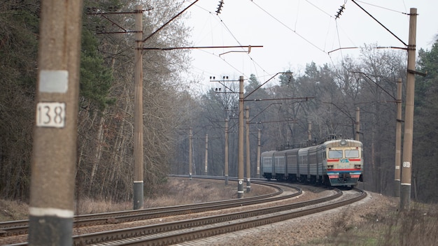 Le vieux train rouillé de l'Union soviétique est toujours utilisé pour les communications de banlieue.