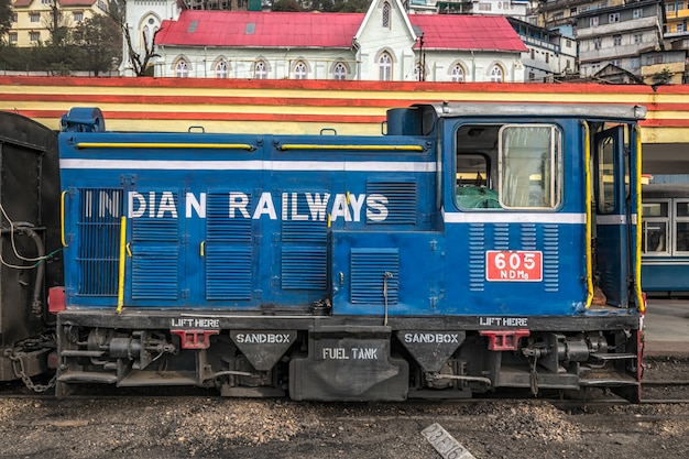 Vieux train à vapeur bleu