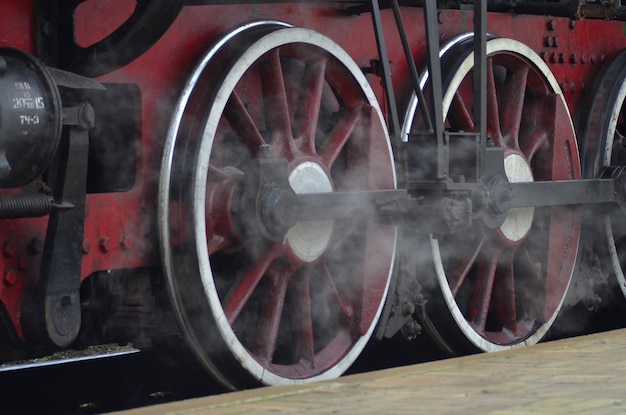 Photo vieux train sur les voies ferrées