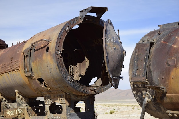 Vieux trains rouillés au cimetière de trains antiques près des salines d'Uyuni Bolivie