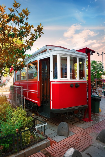 Vieux tram rouge sur la rue d'Istanbul