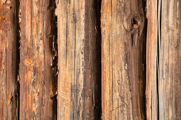 Vieux troncs de chêne de mur de maison de campagne