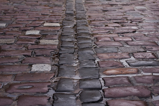 Vieux trottoir après la pluie