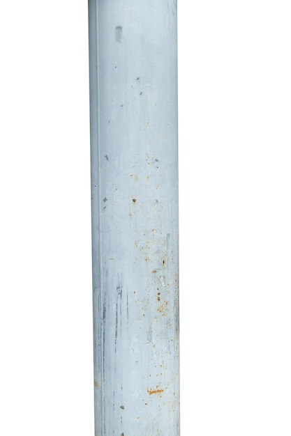 Vieux tuyau en métal avec de la peinture blanche isolé sur fond blanc