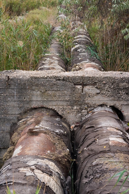 Vieux tuyaux le long desquels l'eau chaude