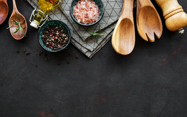 Vieux ustensiles de cuisine en bois et épices