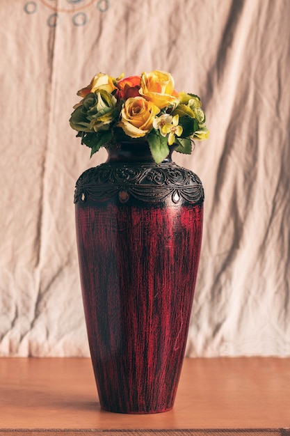 Vieux vase sur bois.