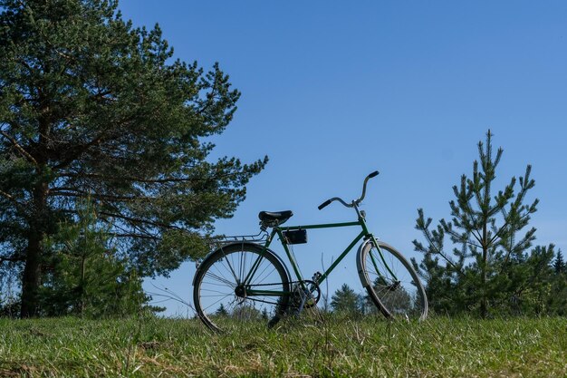 Photo un vieux vélo sur une colline