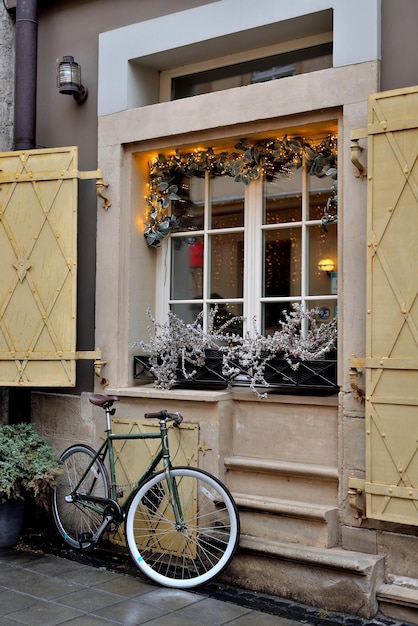 Vieux vélo devant une maison