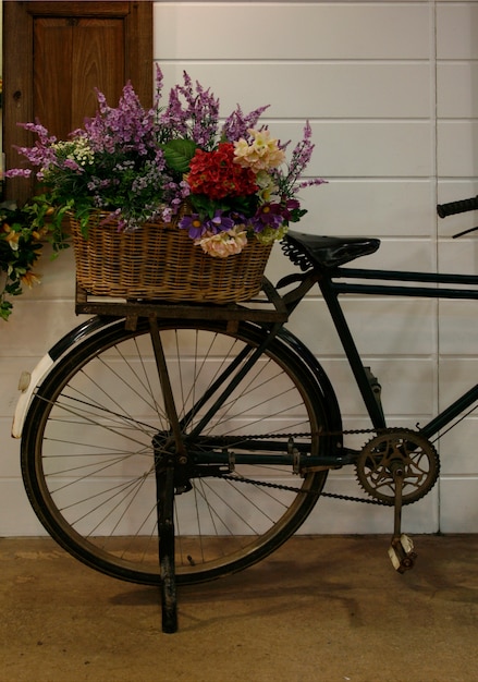 Vieux vélo avec panier de fleurs