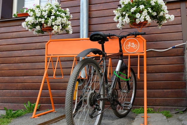 Photo un vieux vélo sur un parking à vélos dans une rue de la ville