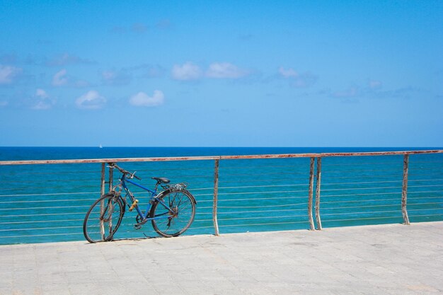 Photo vieux vélo sur la plage