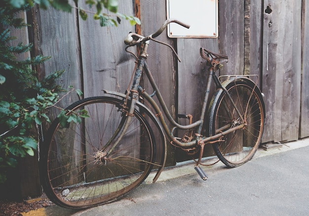 Vieux vélo rouillé debout dans la rue