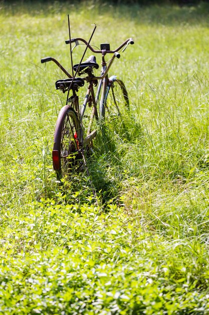 Vieux vélo tandem sur la ferme du sud.