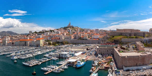 Le vieux Vieux Port et la Basilique Notre Dame de la Garde dans le centre-ville historique de Marseille aux beaux jours, France