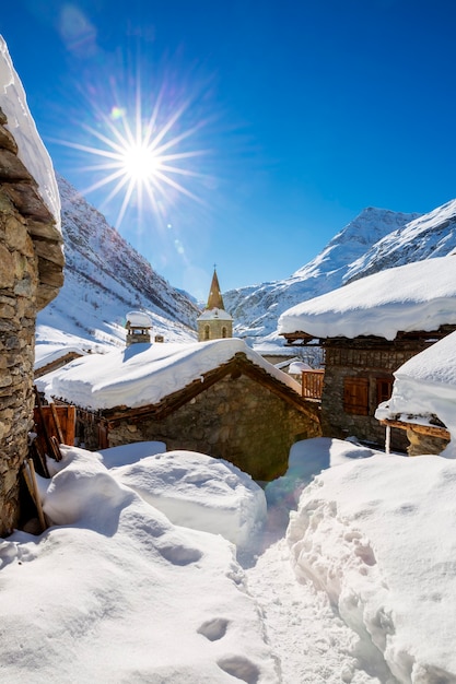 Vieux village de Bonneval-sur-Arc en hiver, France.