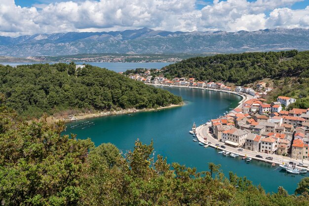 Vieux village coloré de Novigrad dans le comté d'Istrie en Croatie avec rivière bleue et port