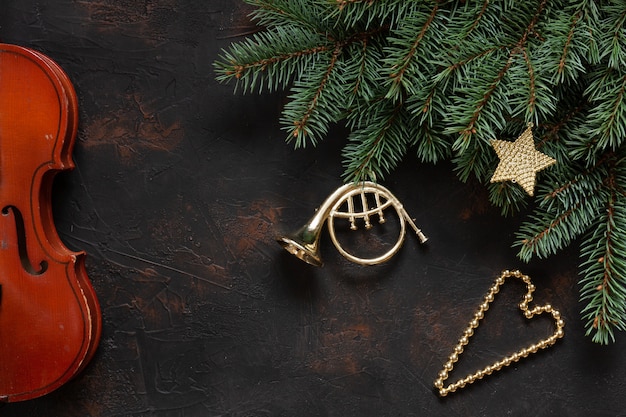 Vieux violon et branches de sapin avec un décor de Noël.