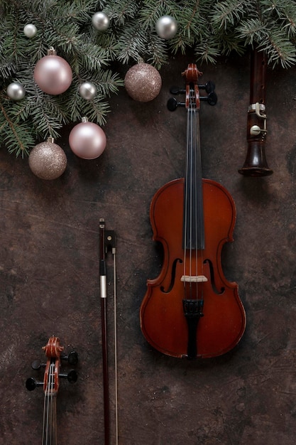 Vieux violon et flûte avec des branches d'arbre avec décor de Noël Noël et le concept du Nouvel An