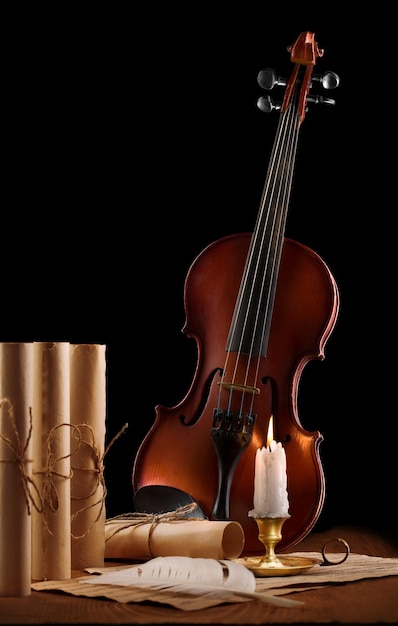 Vieux violon utilisé avec des objets anciens