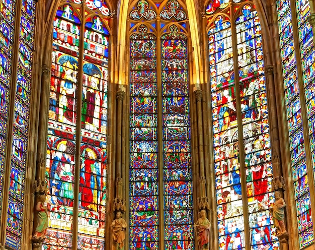 Le vieux vitrail de l'église. Mise au point sélective