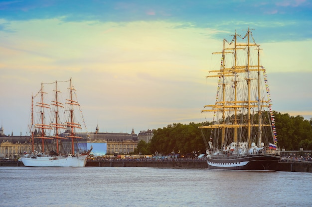 Photo vieux voilier en bois dans un port