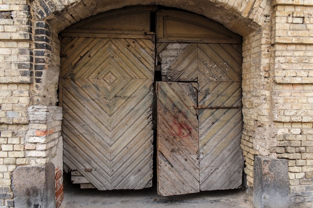 Vieux volets fermés en bois