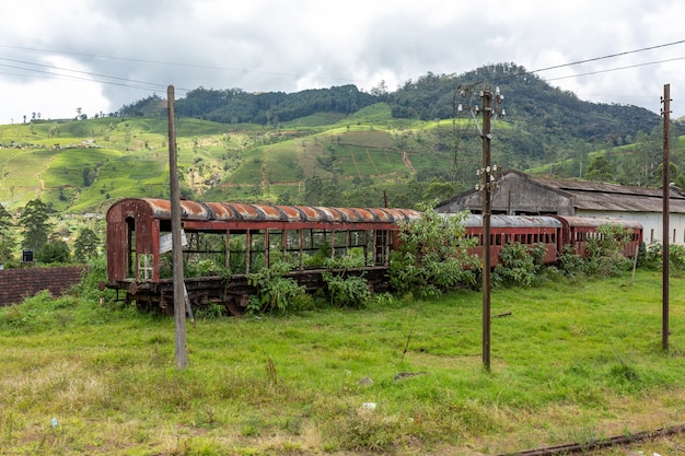 Vieux wagon de passagers abandonné du train